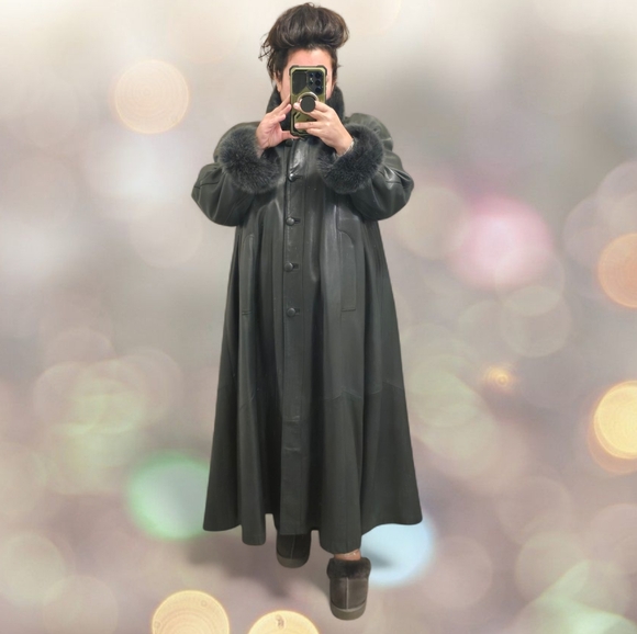 Oversized Green Leather Trench Coat with Fur Trims - Plus Size 14W - Picture 17 of 17